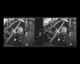 Image représentant Passagers ou membres d'équipage asiatiques sur le pont à l'arrière du navire