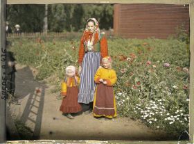 Image représentant Une habitante accompagnée de deux fillettes