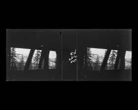 Image représentant Le paysage enneigé vu à travers un tunnel de planches