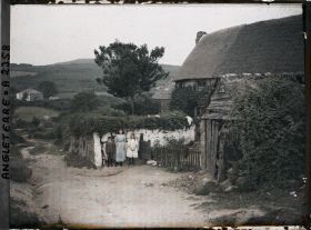 Image représentant Trois enfants posant près d'une maison