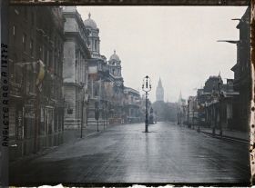 Image représentant Whitehall au petit matin. Au fond, le clocher de l'Horloge du palais de Westminster