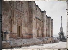 Image représentant Espagne, Cordoue, Bas Cotés, avec anciennes portes de la mosquée au fond, "El Triunfo"