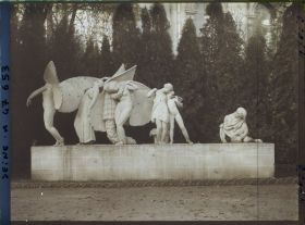 Image représentant L'Exposition des arts décoratifs, Jardin du Pavillon de la Ville de Paris, Groupe de Lucienne Heuvelmans