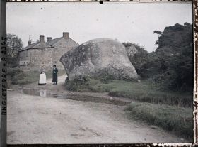 Image représentant Deux jeunes femmes près d'un imposant rocher