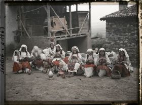 Image représentant Femmes serbes en costume de fête