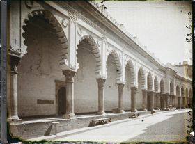 Image représentant La galerie à arcades de la façade de la Grande Mosquée, rue de la Marine