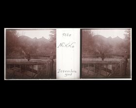 Image représentant Le guide Nériki sur le pont moderne contruit à proximité du pont Shinkyô