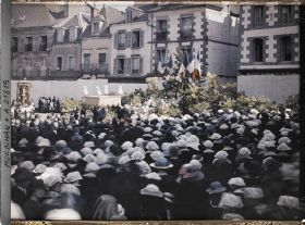 Image représentant La procession de la Fête-Dieu devant le reposoir de la place de la République