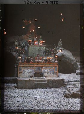 Image représentant Un autel à l'intérieur de la grotte de Long-chau dans le site bouddhique de Ninh-so'n