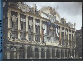Image représentant Décorations sur les magasins du Louvre place du Palais-Royal pour les fêtes de la Victoire des 13 et 14 juillet 1919