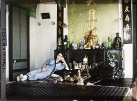 Image représentant Une fumeuse d'opium métisse de classe aisée