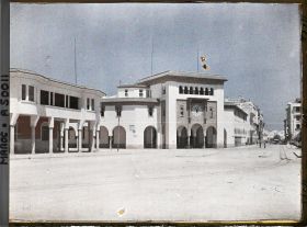 Image représentant L'avenue du Dar el-Makhzen ; à gauche, la poste centrale