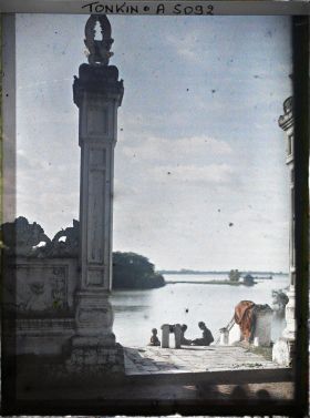 Image représentant L'entrée du temple de Chan-vu, (ou Tran-vu) vue vers le lac, dans le quartier de la Citadelle (le Grand Lac)