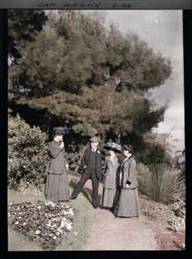 Image représentant La famille Bénac dans les jardins de la villa