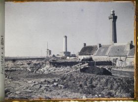 Image représentant Village de Saint-Pierre à la pointe de Penmarch avec, dans le lointain, la tourelle Men-Hir puis le sémaphore et la tour de la chapelle Saint-Pierre, le vieux phare de Penmarch et celui d'Eckmühl