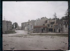 Image représentant France, Verdun, Un Coin de la Place de la Roche avec la Porte Châtel
