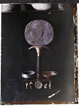 Image représentant Un miroir, deux coupes et des petits objets