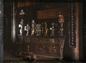 Image représentant Un autel au temple Chan-vu (ou Tran-vu) dans le quartier de la Citadelle (le Grand Lac)