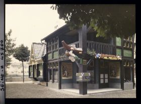 Image représentant L'Exposition des arts décoratifs, le Village français sous la direction de Charles Genuys, Maison du sabotier