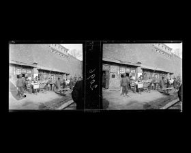 Image représentant Scène de rue sous les murs du bastion (wengcheng) de Xizhimen ("porte Droite de l'Ouest")