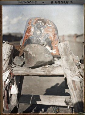 Image représentant Détail d'un petit autel ou un ex-voto consacré à une divinité du panthéon lamaïste