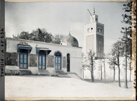 Image représentant L'hôpital Sadiki et le minaret de la mosquée de la casbah dans la médina