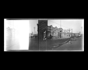 Image représentant L'entrée de la poste française et l'enceinte de la légation de France qui bordent la rue des Légations