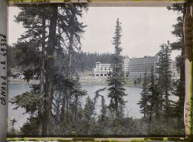 Image représentant Canada, Lac Louise, Le Chateau Lac Louise à travers les arbres