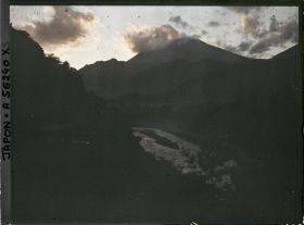 Image représentant Effet de ciel sur les montagnes, la vallée de la Daiyagawa (rivière Daiya) et le Nantaisan (mont Nantai)
