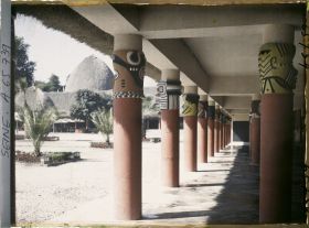 Image représentant L'Exposition Coloniale Internationale de 1931, la colonnade du pavillon du Congo belge