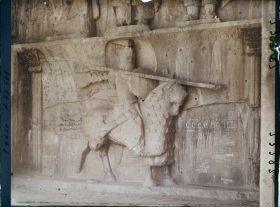 Image représentant Partie basse de la grande grotte : Khosro II en armure avec casque et cotte de maille, sur son cheval Schabdiz