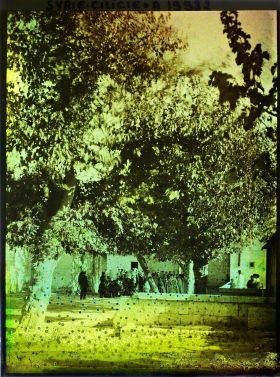 Image représentant Groupe d'écoliers pris en photo par deux opérateurs dans la cours de l'école près de l'église arménienne