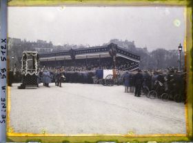 Image représentant Les obsèques du maréchal Foch place des Invalides, l'arrivée du cortège