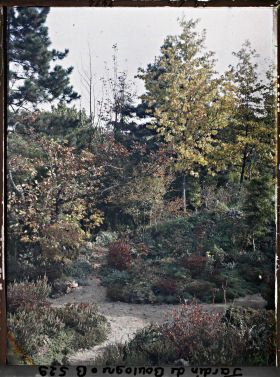 Image représentant Croisement de chemins et rocaille du " sanctuaire japonais " à l'automne, près du verger-roseraie