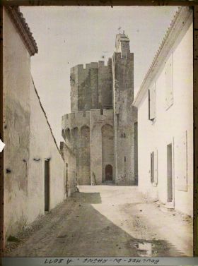 Image représentant L'église fortifiée Notre-Dame-de-la-Mer, vue prise de la rue Chardon Rieu