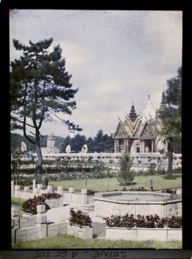 Image représentant L'Exposition Coloniale Internationale de 1931, vue vers le pavillon du Cambodge, section de l'Indochine