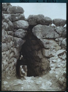 Image représentant Sur l'Acropole, la porte nord de l'enceinte