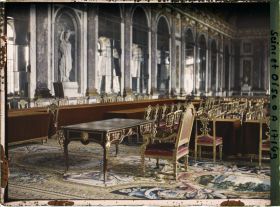 Image représentant Le bureau sur lequel le traité de Paix a été signé