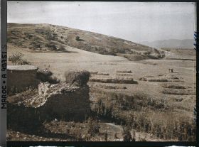 Image représentant Un coin du village, à gauche un nid à cigognes