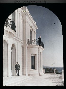 Image représentant Monsieur Bénac et son fils à la villa Kahn, encore appelée villa Zamir