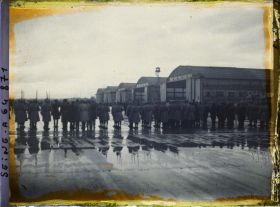 Image représentant Les troupes attendant le retour de Costes et Bellonte après leur triomphal raid aérien Paris-New-York