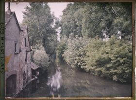Image représentant Lavoirs au bord de l'Eure, prise de vue faite probablement depuis la rue des Trois Moulins