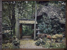 Image représentant Bonsaïs et feuilles d'automne près de la porte du " village japonais " ouverte sur le jardin anglais