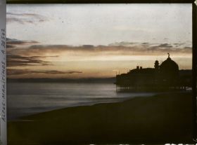 Image représentant Le casino se dessinant à contre-jour dans le coucher de soleil