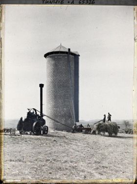Image représentant Un silo à fourrage, probablement dans la ferme de Bou-Bakou