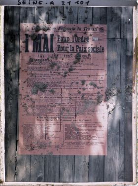 Image représentant Affiche de la Confédération Nationale du Travail "Pour l'Ordre et la Paix sociale" maculée de boue, à l'occasion du 1er mai