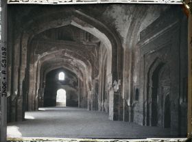 Image représentant Intérieur de la mosquée de Maham Anga, communément appelée Khairul Manzil