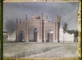 Image représentant Entrée de l'esplanade (aujourd'hui construite) de la Masjid (mosquée) Id-Gah