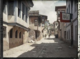 Image représentant La rue du Consulat de Perse, avec le drapeau persan