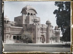 Image représentant L'entrée du palais Laxmi Niwas, Palais Lallgarh